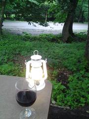 県民の森　キャンプ　ワインとランプ.jpg